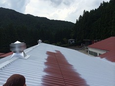 屋根塗装 下塗り 下塗りの塗装中になります。赤い部分は未塗装部分になります。この部分を塗装して下塗りは完了になります。