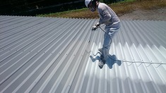 屋根塗装 上塗り 錆止め(下塗り)が塗装しおわったら、上塗りを塗装していきます。
