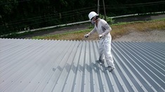 屋根塗装 上塗り2回目 一度目と同様、2度目の上塗りとなります。もうすぐ屋根は完了です。
