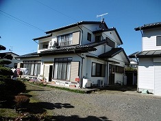 外壁塗装 施工前全景 全体的にクラックやチョーキングが目立ちました。