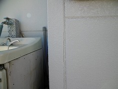 外壁塗装 クラック部分 ヒビ割れを起こしています。
