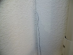 外壁塗装 クラック部分 ヒビ割れを起こしています。外壁のALCが割れてしまっていました。