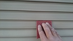 雨戸塗装 ケレン中 雨戸を塗装する前にケレンを行います。この作業を行わないとゴミが付着したまま塗装になってしまいます。
