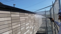 外壁　高圧洗浄中 外壁につもった長年の汚れを高圧力の水圧で洗い流します。