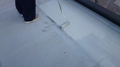 屋上防水 屋上の防水工事になります。 面積が広いので途中で区切ってしまうとムラが出てしまいますので一気に仕上げていきます。