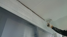 軒天塗装 天井部分の塗装になります。こちらの建物は雨漏れをしていて天井部分も腐ってしまっている部分が多数あったために、防水工事を行った後に、軒天の貼替工事をおこなっております。