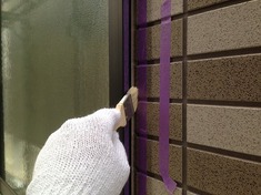外壁　プライマー塗布 コーキングを打つ前にプライマー塗布します。 プライマー塗布しないと後で剥離や膨らんだりする原因となります。