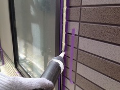 外壁　冊子廻りコーキング コーキング施工中です。これをしっかり行わないと雨漏れの原因にもなります。
