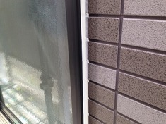 外壁　コーキング施工 仕上がりはこのような形になります。 塗装を行うと目立たなくなります。