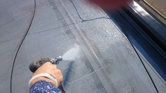 屋上　高圧洗浄中 シート防水は高圧洗浄の際に水圧で持ち上がってしまう事がありますので注意しながら洗浄をかけていきます。