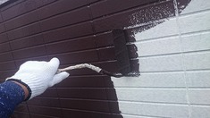 外壁塗装　上塗り1回目 下塗りが終わりましたらいよいよ上塗り塗装にはいります。 一度白くなった外壁を今度はこげ茶にします。塗装していても差がはっきりわかりますので塗り甲斐があります。