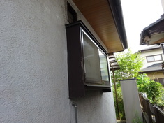 外壁塗装 施工前 窓枠の塗膜が剥離している状態です。