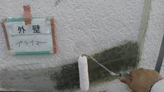 外壁塗装 補修作業 クラック箇所(Vカット処理) プライマー塗布中