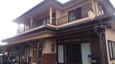 外壁施工前　全景 各所でチョーキングが目立ち、クラック等もあちこちに見受けられました。