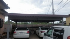 車庫施工前 全体的に錆が見受けられます。また新築塗装時の塗膜の剥離もあります。