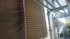 雨戸塗装　施工前 雨戸は劣化しまったく艶のない状態となっております。 雨戸本体は雨漏れ等につながったりはしませんが、全体的に塗装するとこの雨戸がやけに汚く見えますのでせっかくですから塗装しましょう。