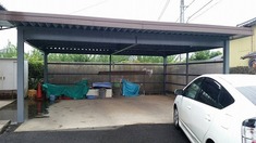 車庫塗装　施工後 錆もなくなり綺麗に仕上がりました。屋根のボルトから水が浸入していましたのでそちらの防水処理も行い、水の侵入はシャットダウン致しました。