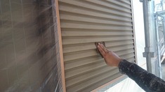 雨戸塗装 ケレン中 雨戸の汚れの付着を除去してから塗装工事に移ります。ボコボコ段差になっていますので丁寧に一段一段作業を行っていきます。