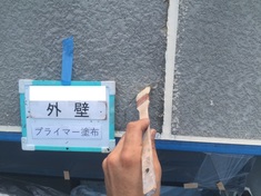 外壁塗装　補修作業 プライマー塗布中 
