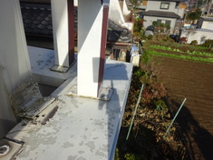 バルコニー笠木状況 こちらのジョイント部分等から水が入っている可能性もあります。