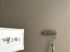 外壁塗装 上塗り施工中
