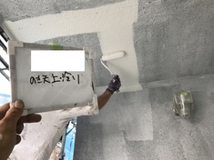 軒天 上塗り施工中
