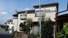 外壁塗装する前の状況になります。 色褪せが目立ちます。