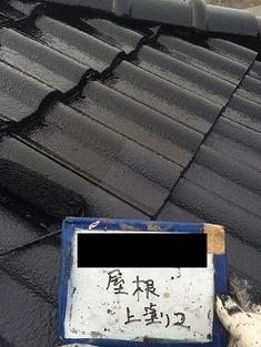 屋根塗装上塗り2回目です。 合計4回目の塗装になります。 艶もピカピカにでて完璧な仕上がりに近づいてきました。