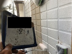 外壁塗装 下塗り1回目です。 ALC外壁なので下塗りをきちんとした選択をしないと上塗りをかけた際にムラだらけになってしまい、のちのち剥離の原因にもなってきます。