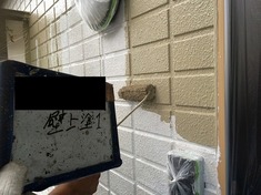 外壁塗装 上塗り1回目になります。 この作業を2度繰り返し塗装完了となります。