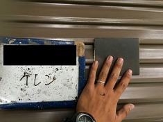 雨戸塗装 ケレン作業になります。 ゴミの付着や密着を高める効果があります。