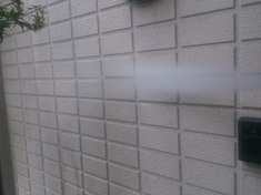 外壁塗装する前の高圧洗浄中になります。 チョーキングしていた外壁ですので綺麗に洗い流してから塗装工事に入ります。