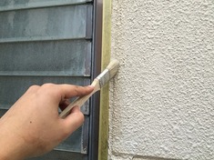 プライマー塗布中になります。 これはコーキングする箇所全てに行います。