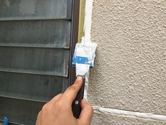 コーキングをなでていきます。