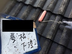 下塗り2回目になります。 一度目の下塗りは吸い込まれてしまいますので2回塗装し、しっかりとした下塗りの意味をなすように致します。