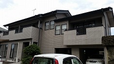 施工前 全景 色あせ、劣化が見られ、ALCの目地はほとんどクラックだらけでした。