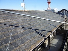 施工前 屋根 劣化し、割れも見受けられました。釘穴等も開いているような状況でした。