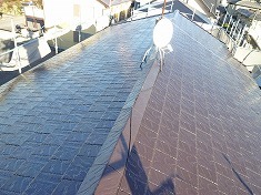 屋根塗装 施工後 黒の屋根がこげ茶に生まれ変わりました。空を反射させる程の光沢です。