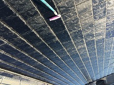 屋根 下塗り塗装中 高圧洗浄後、屋根がセメント瓦なので2回下塗りを塗装します。 この作業を怠ると、上塗りを何で塗っても剥離してきてしまいます。