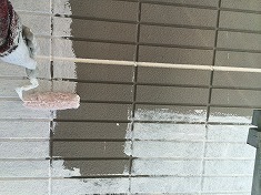 外壁 下塗り塗装中 高圧洗浄後、外壁の下塗り塗装を行います。どんなものでもそうですが、下地をしっかりしないと上塗りにお金をかけても全て水の泡です。
