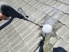 屋根 高圧洗浄中 
