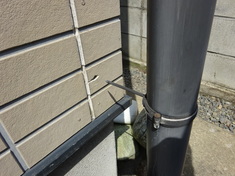 外壁塗装施工前 樋が劣化しています。ご覧の通り色がムラになっています。 また、樋持ちが抜けています。