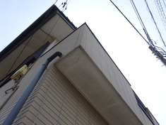外壁塗装施工前 少々シミがあります。 また、ジョイント(つなぎ目)が少しずれています。