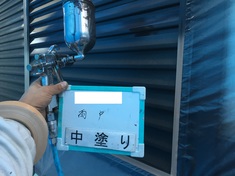 雨戸 中塗り施工中