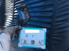 雨戸 上塗り施工中