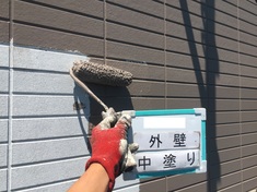 外壁塗装 1階部分 中塗り施工中