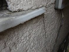 これ以上酷くなるとクラック部分から雨水が浸入してしまう恐れがあります。