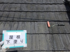 屋根 下塗り1回目施工中。