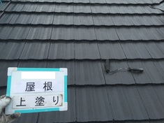 屋根 上塗り施工中。