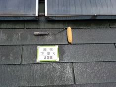 屋根塗装　下塗り2回目施工中